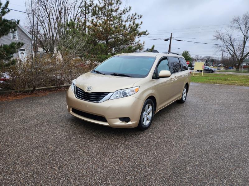 Toyota Sienna LE 8-Pass V6 2011