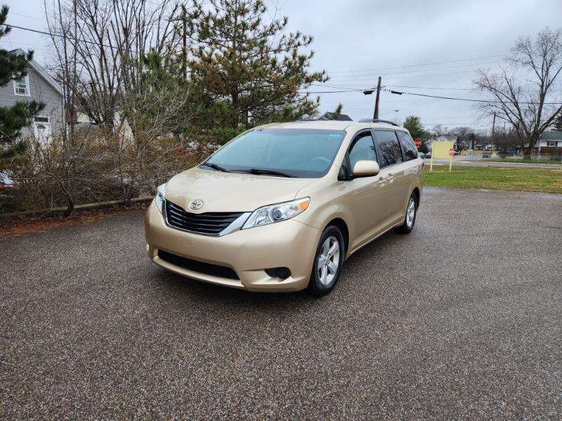 Toyota Sienna LE 8-Pass V6 2011
