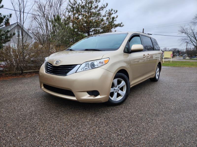 Toyota Sienna LE 8-Pass V6 2011