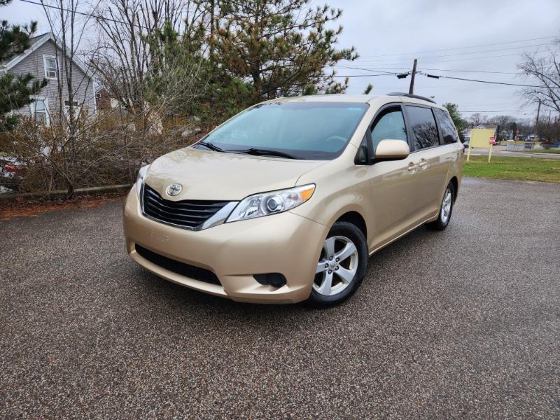 Toyota Sienna LE 8-Pass V6 2011