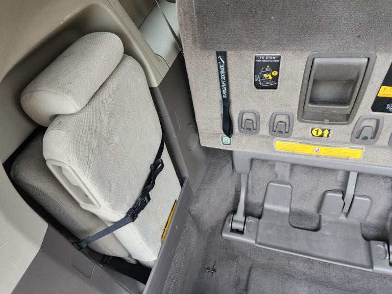 Toyota Sienna LE 8-Pass V6 2011