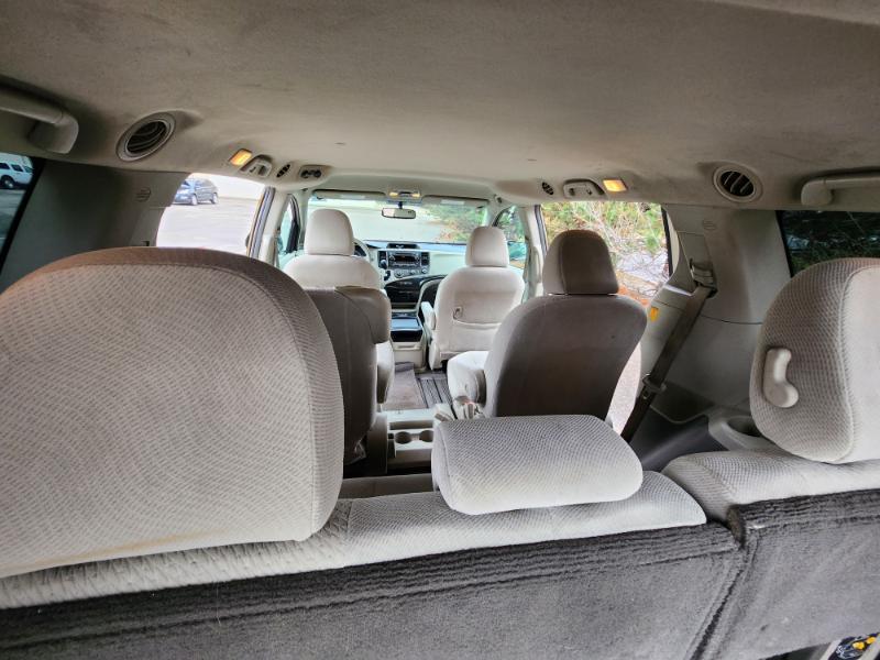 Toyota Sienna LE 8-Pass V6 2011