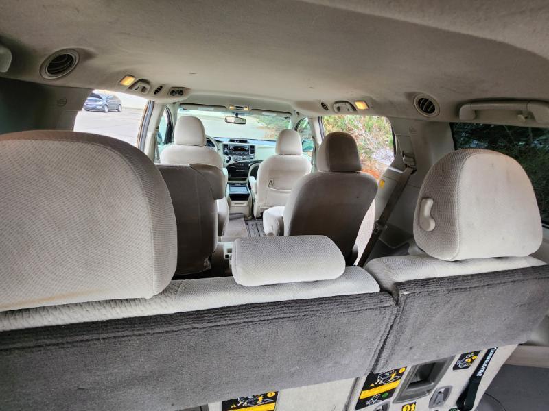 Toyota Sienna LE 8-Pass V6 2011