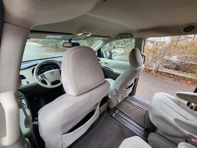 Toyota Sienna LE 8-Pass V6 2011
