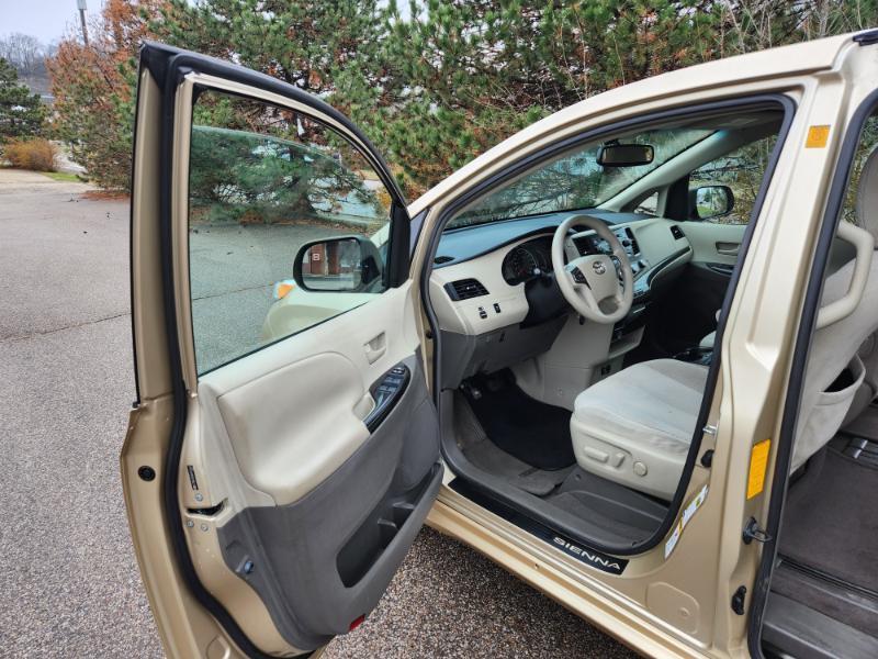 Toyota Sienna LE 8-Pass V6 2011