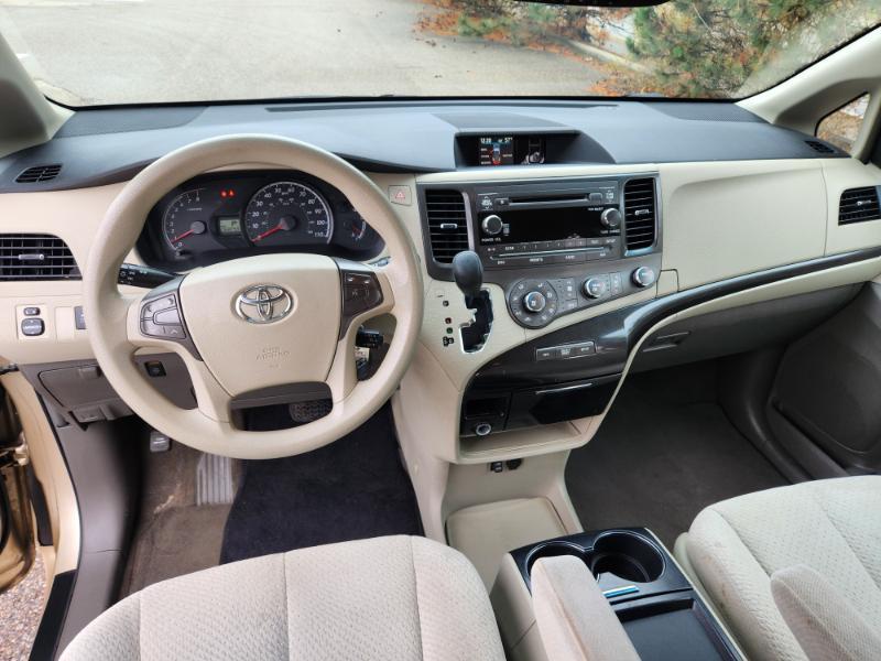 Toyota Sienna LE 8-Pass V6 2011