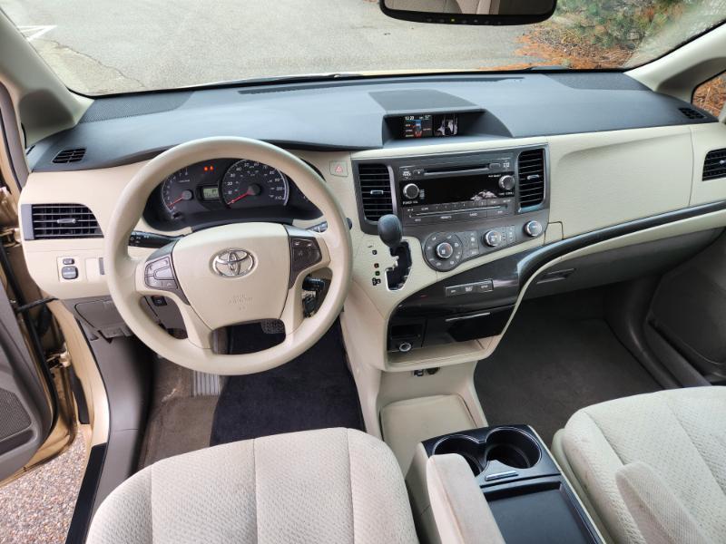 Toyota Sienna LE 8-Pass V6 2011