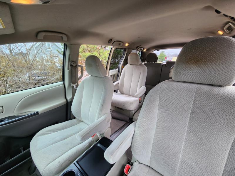 Toyota Sienna LE 8-Pass V6 2011