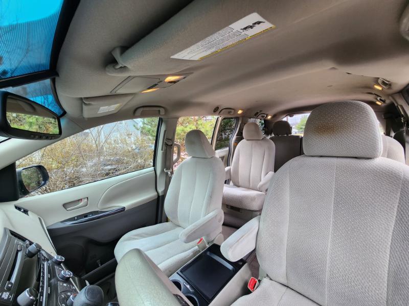Toyota Sienna LE 8-Pass V6 2011