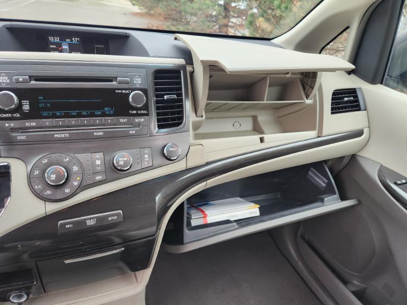 Toyota Sienna LE 8-Pass V6 2011