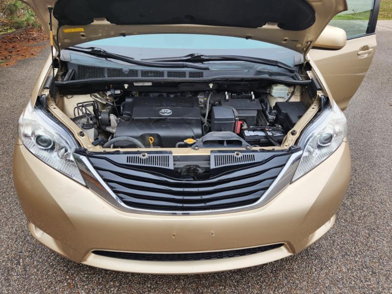 Toyota Sienna LE 8-Pass V6 2011