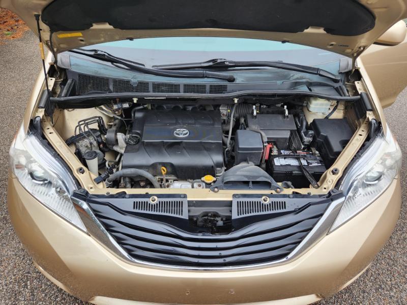 Toyota Sienna LE 8-Pass V6 2011