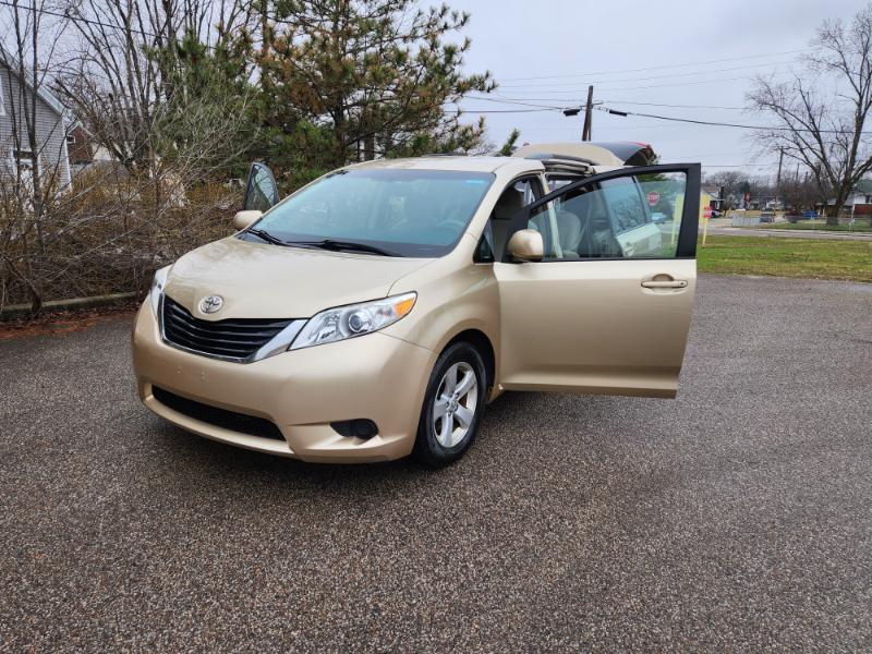 Toyota Sienna LE 8-Pass V6 2011