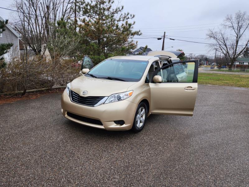Toyota Sienna LE 8-Pass V6 2011