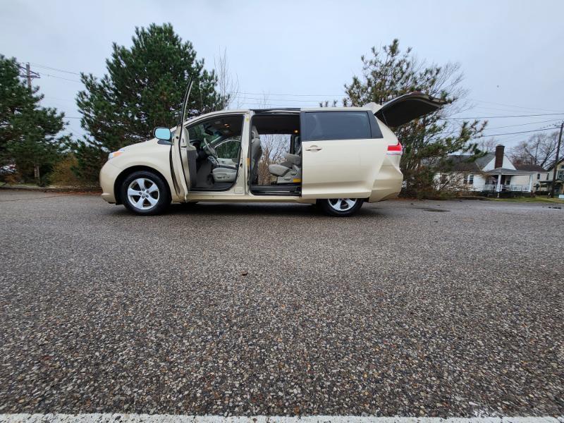 Toyota Sienna LE 8-Pass V6 2011