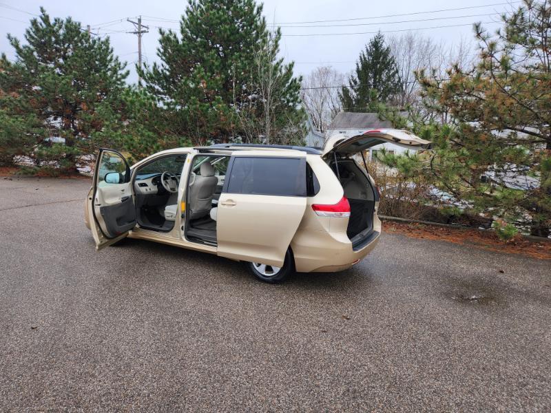 Toyota Sienna LE 8-Pass V6 2011