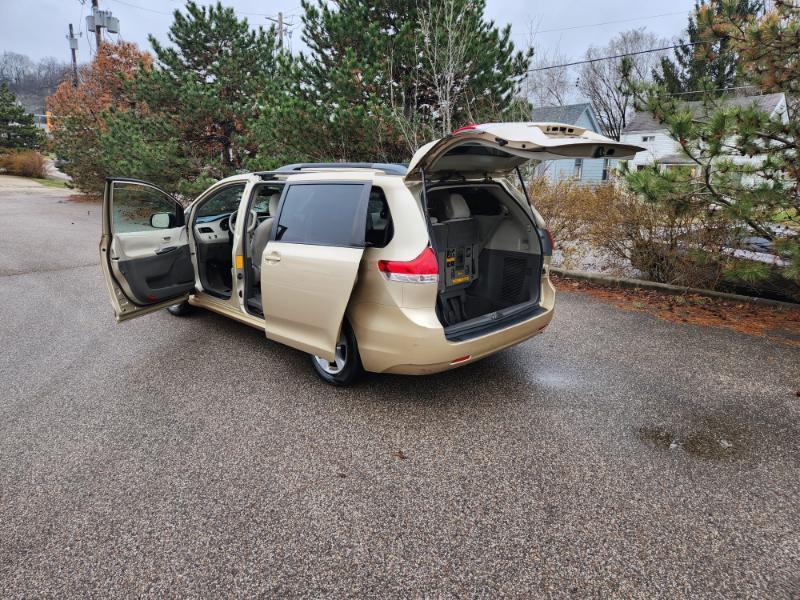 Toyota Sienna LE 8-Pass V6 2011