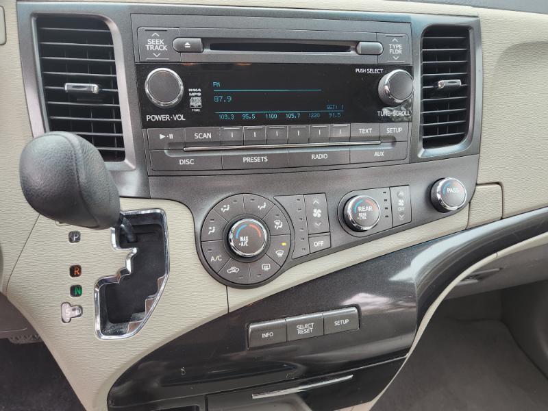 Toyota Sienna LE 8-Pass V6 2011