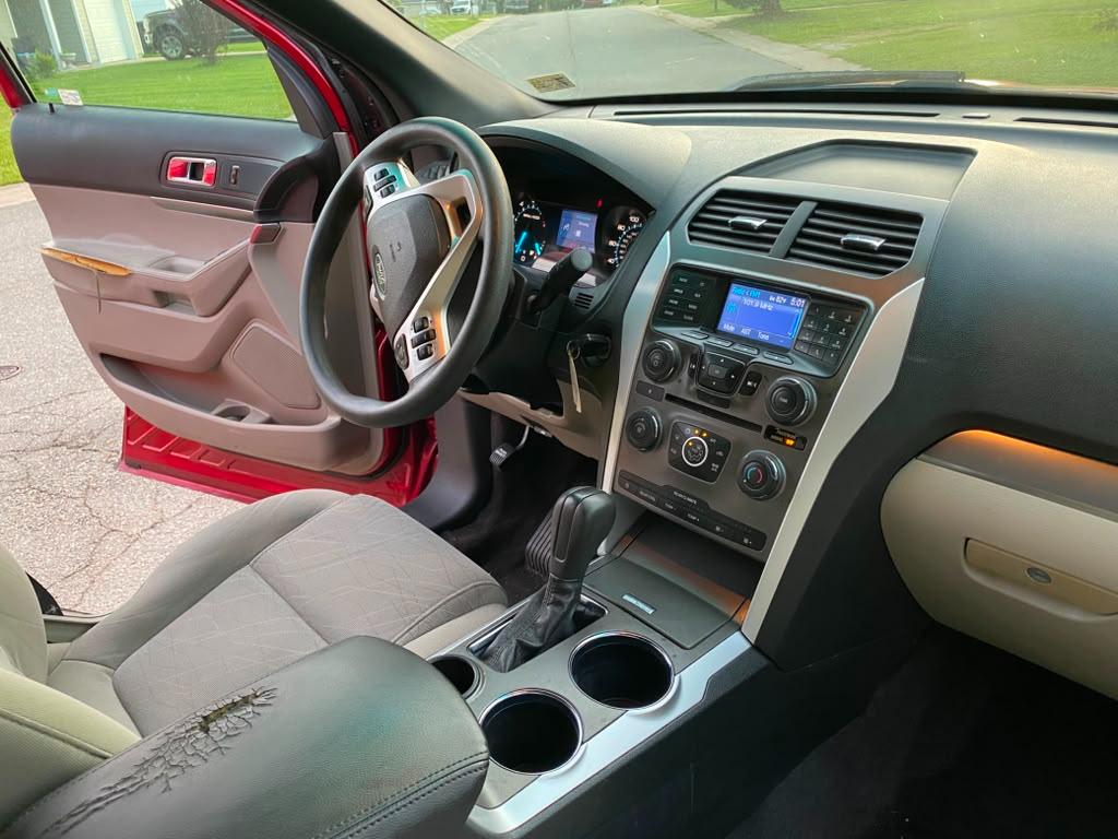 Ford Explorer Base FWD 2012
