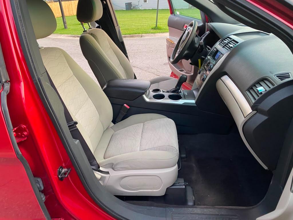 Ford Explorer Base FWD 2012