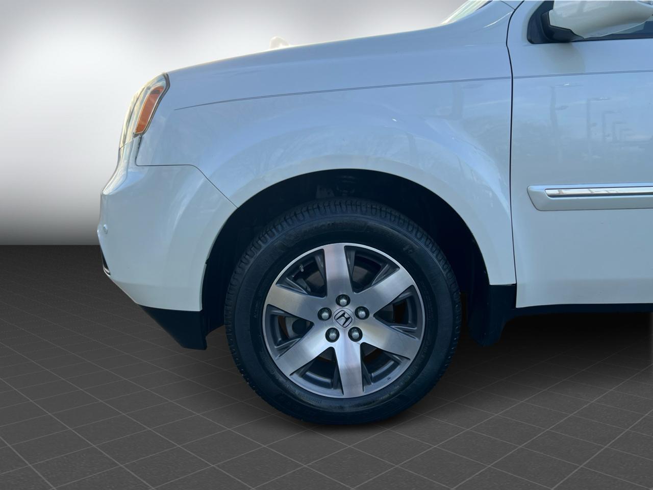 Honda Pilot Touring 2WD 5-Spd AT with DVD 2012