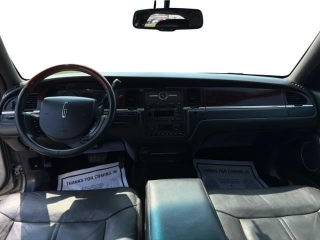 Lincoln Town Car Signature L 2011