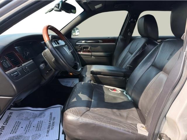 Lincoln Town Car Signature L 2011