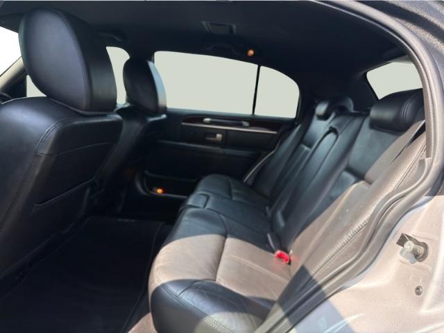 Lincoln Town Car Signature L 2011