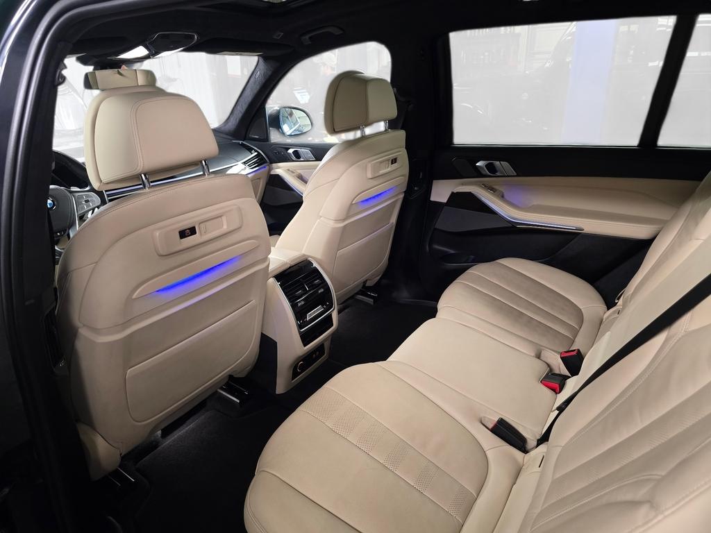 2021 BMW X7 40i - Photo 9