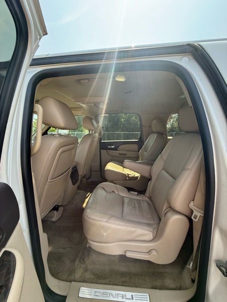 GMC Yukon Denali XL 4WD 2011