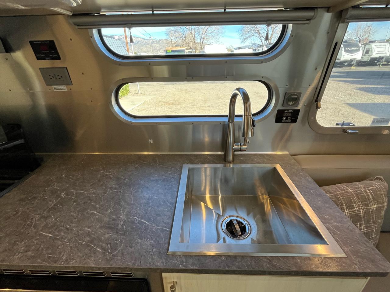 Airstream Flying Cloud  2022