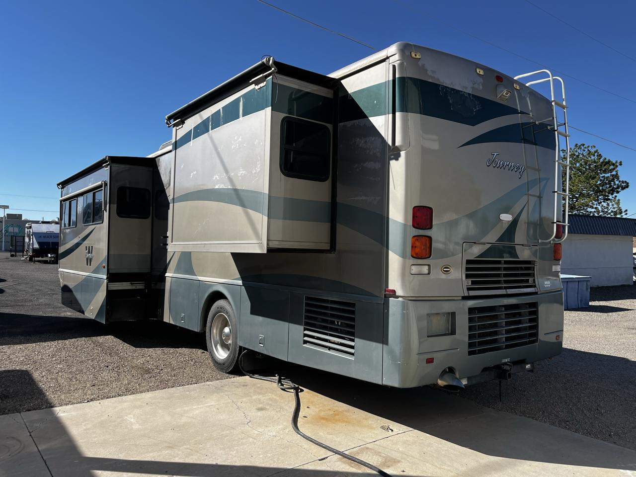 Winnebago Journey  2004