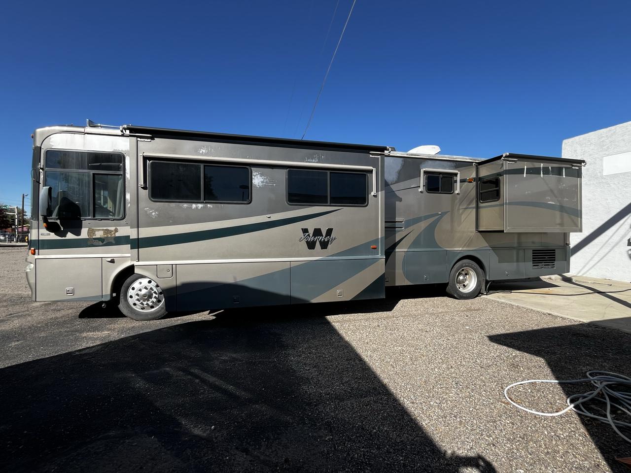 Winnebago Journey  2004