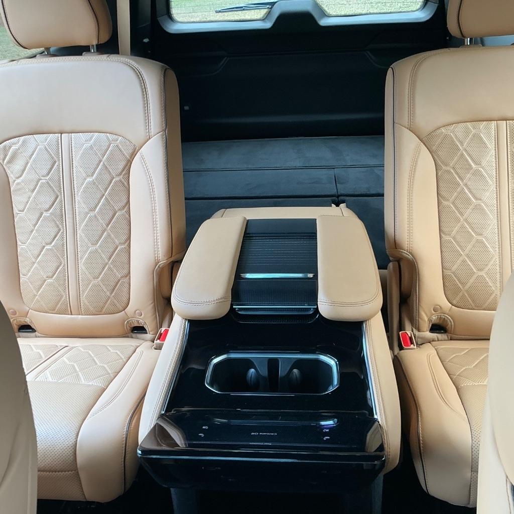 Jeep Grand Wagoneer Series III 4WD 2024