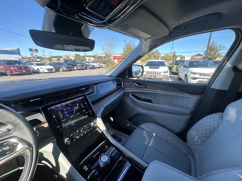 Jeep Grand Cherokee Summit 4WD 2023 Jeep Grand Cherokee Summit 4WD 2023