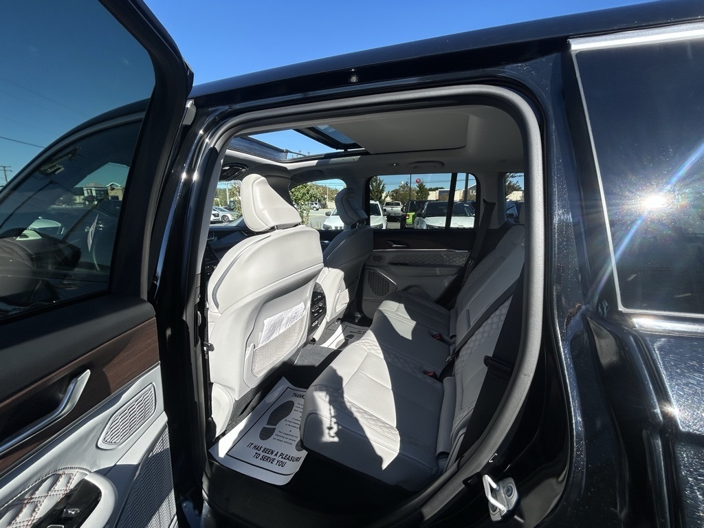 Jeep Grand Cherokee Summit 4WD 2023 Jeep Grand Cherokee Summit 4WD 2023