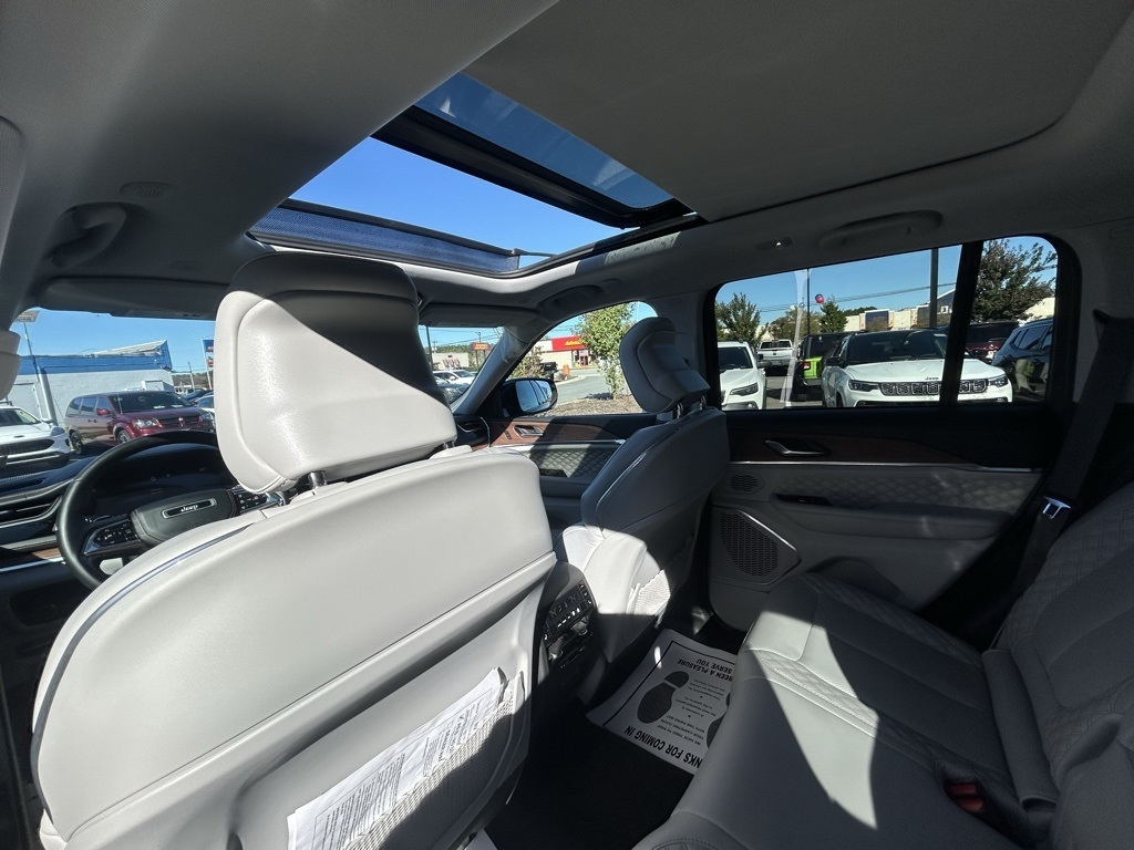 Jeep Grand Cherokee Summit 4WD 2023 Jeep Grand Cherokee Summit 4WD 2023