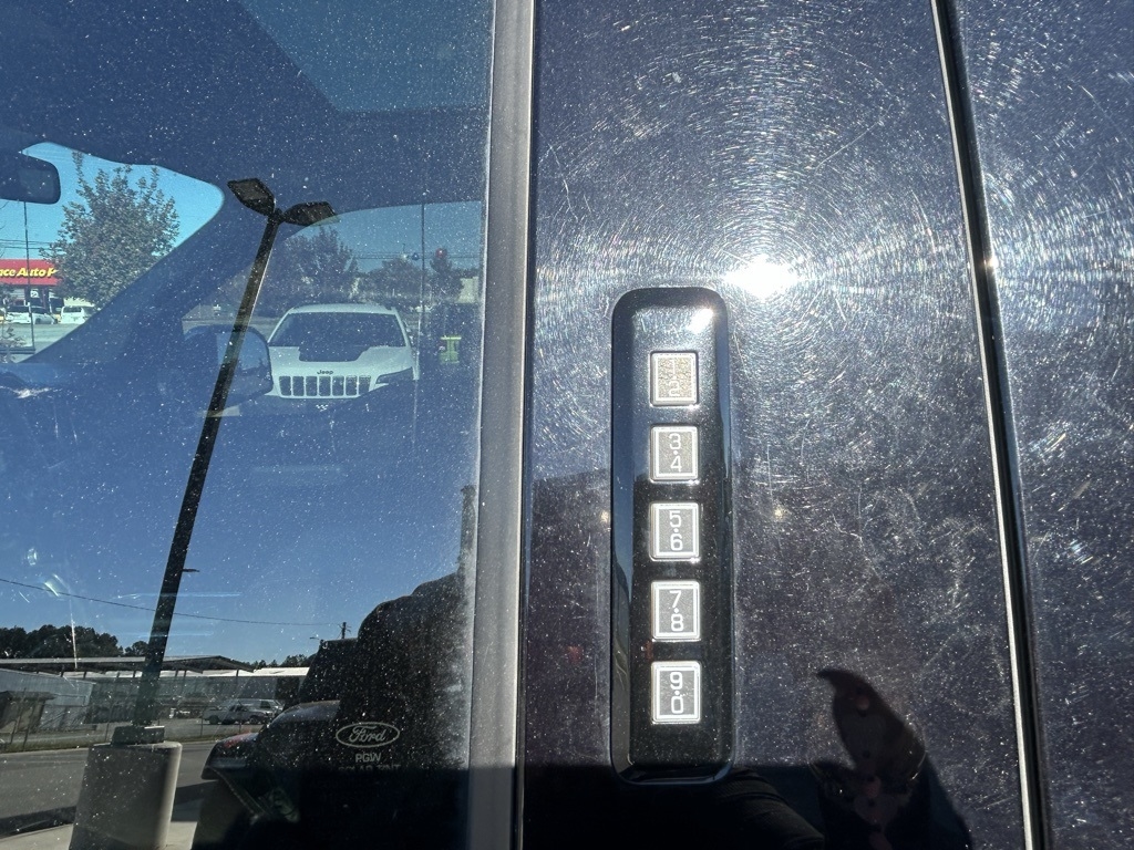 Ford F-150 Platinum SuperCrew 6.5-ft. Bed 4WD 2017 Ford F-150 Platinum SuperCrew 6.5-ft. Bed 4WD 2017