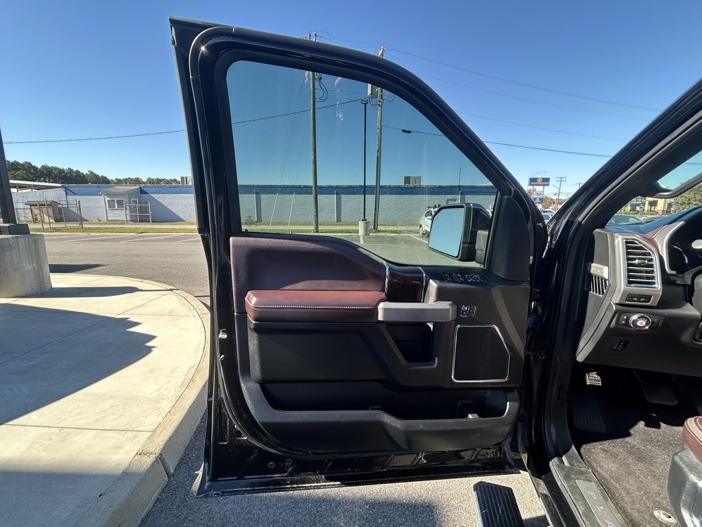 Ford F-150 Platinum SuperCrew 6.5-ft. Bed 4WD 2017 Ford F-150 Platinum SuperCrew 6.5-ft. Bed 4WD 2017