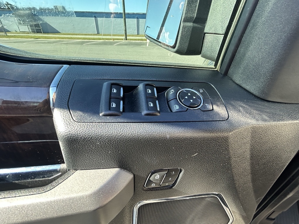 Ford F-150 Platinum SuperCrew 6.5-ft. Bed 4WD 2017 Ford F-150 Platinum SuperCrew 6.5-ft. Bed 4WD 2017