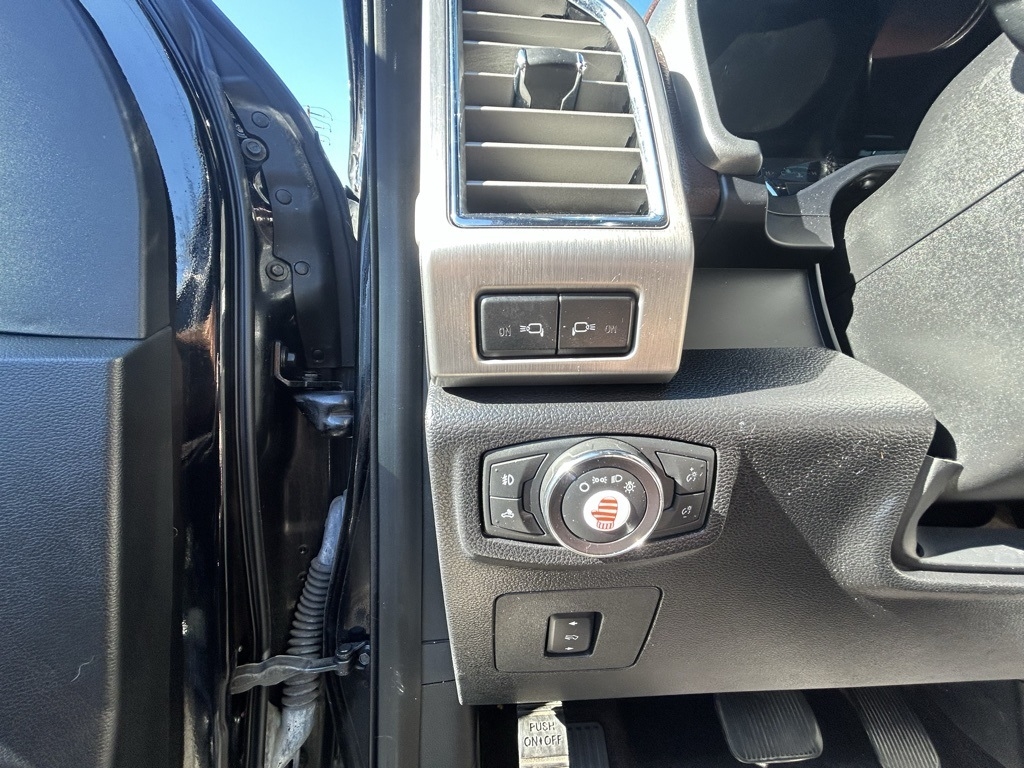 Ford F-150 Platinum SuperCrew 6.5-ft. Bed 4WD 2017 Ford F-150 Platinum SuperCrew 6.5-ft. Bed 4WD 2017