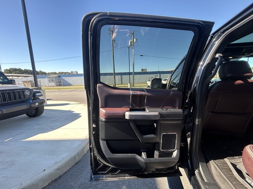 Ford F-150 Platinum SuperCrew 6.5-ft. Bed 4WD 2017 Ford F-150 Platinum SuperCrew 6.5-ft. Bed 4WD 2017