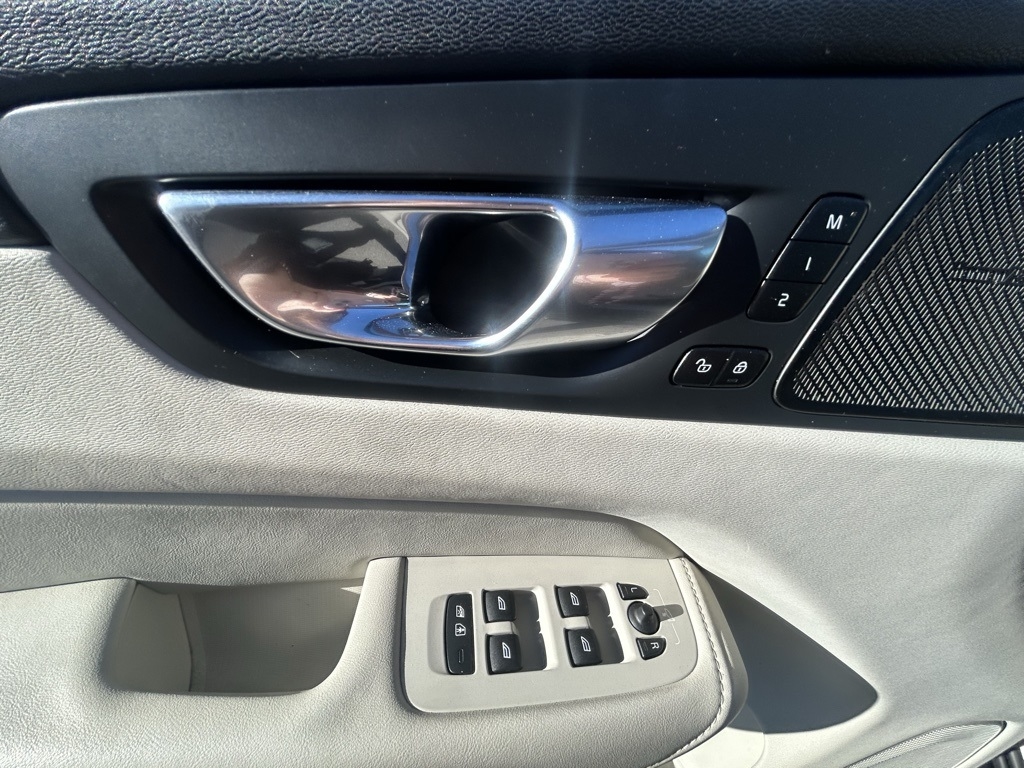 Volvo XC60 B6 Ultimate Dark AWD 2023 Volvo XC60 B6 Ultimate Dark AWD 2023