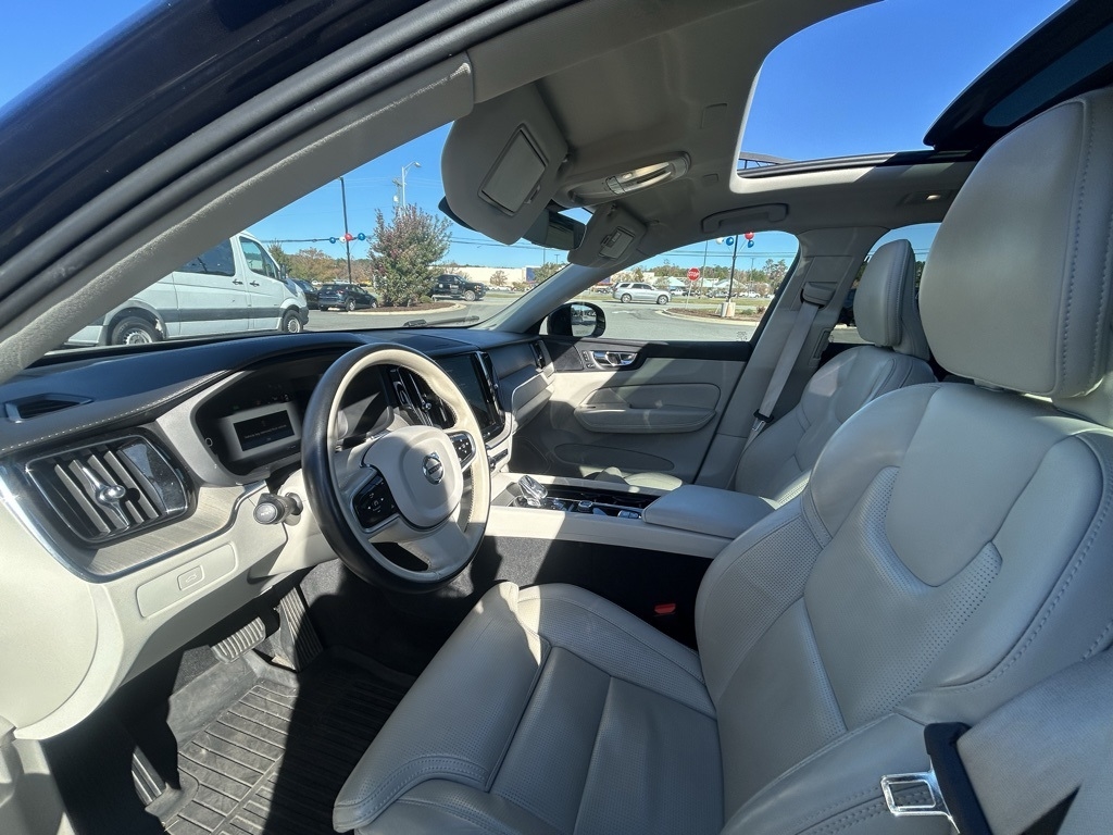 Volvo XC60 B6 Ultimate Dark AWD 2023 Volvo XC60 B6 Ultimate Dark AWD 2023