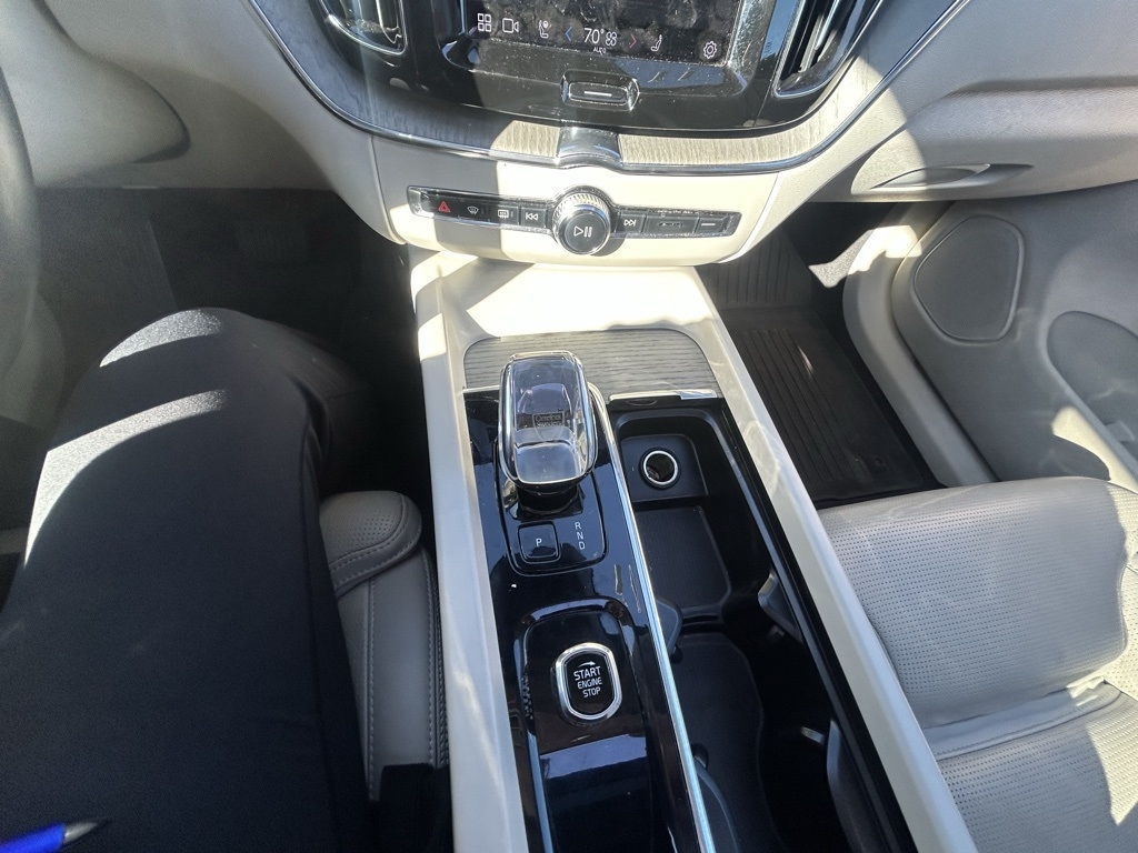 Volvo XC60 B6 Ultimate Dark AWD 2023 Volvo XC60 B6 Ultimate Dark AWD 2023