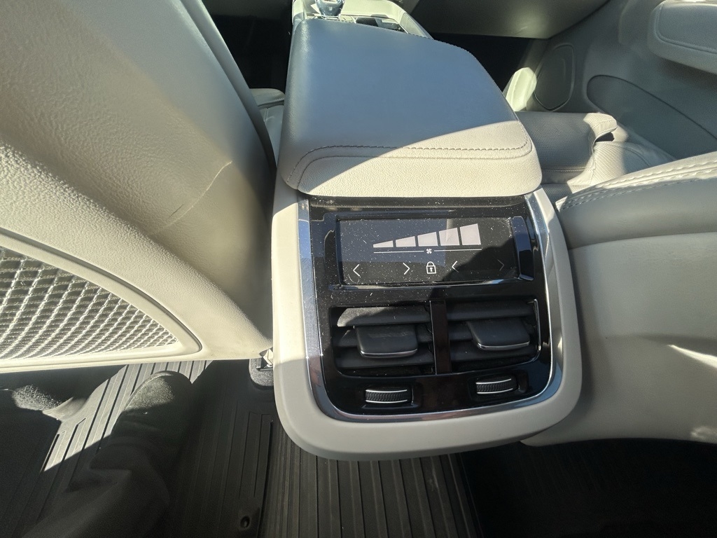 Volvo XC60 B6 Ultimate Dark AWD 2023 Volvo XC60 B6 Ultimate Dark AWD 2023