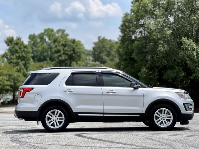2017 Ford Explorer XLT photo 3