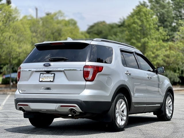 2017 Ford Explorer XLT photo 4