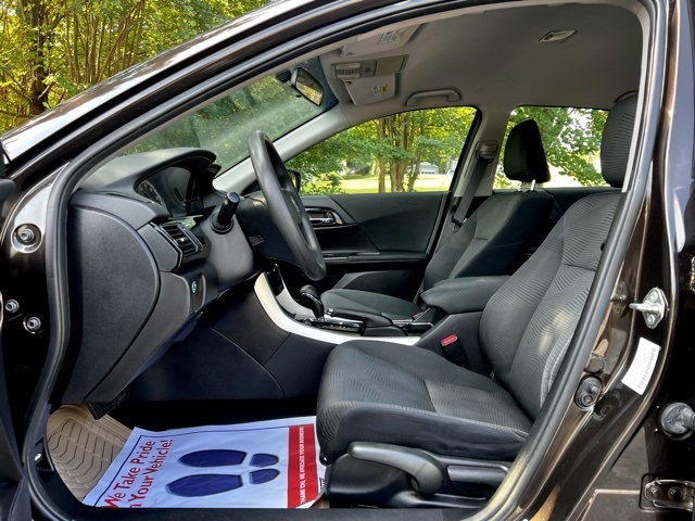 2017 Honda Accord LX photo 11