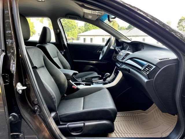 2017 Honda Accord LX photo 23